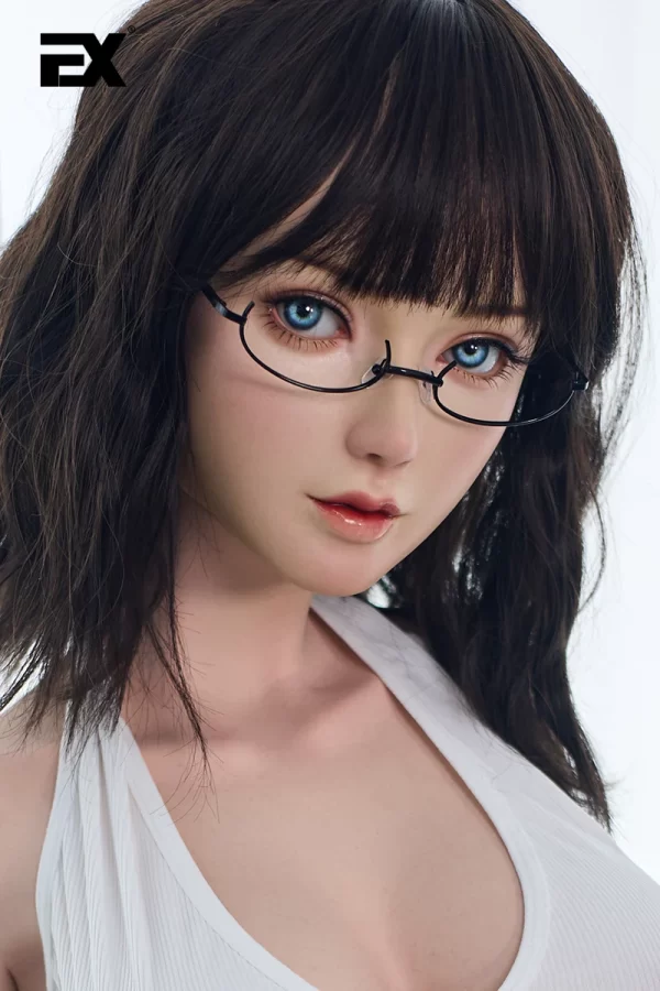 Jem has the face of a mature woman and the figure of a cute girl. Standing at 150 cm tall, she is a lifelike platinum-grade silicone doll.