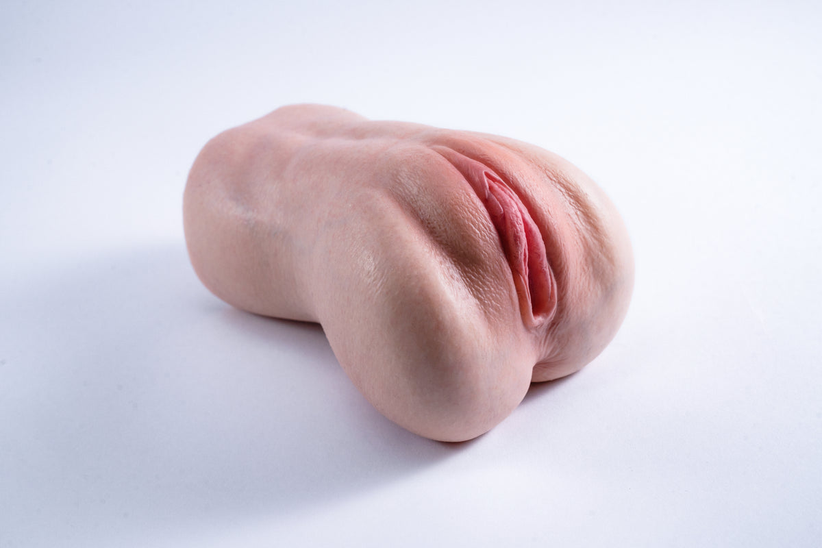 AK-1 features a realistic vagina and anus.